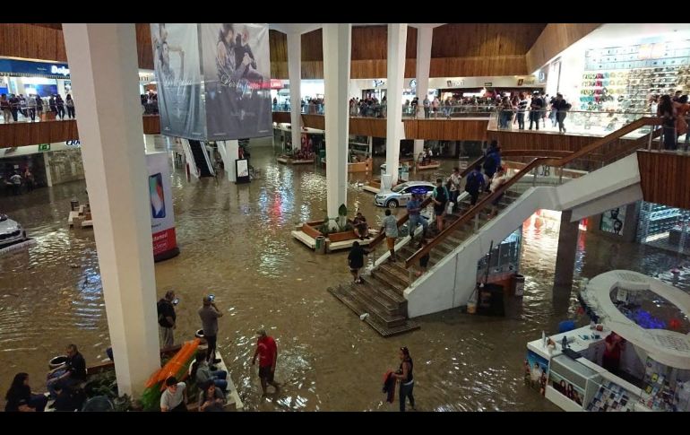 Fotogalería: Lluvia dominical deja inundaciones en la ZMG
