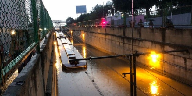 Niveles 'inusitados' de agua hunden Tren Ligero