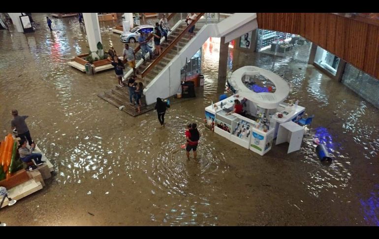 Una plaza comercial en Zapopan registró inundaciones. ESPECIAL