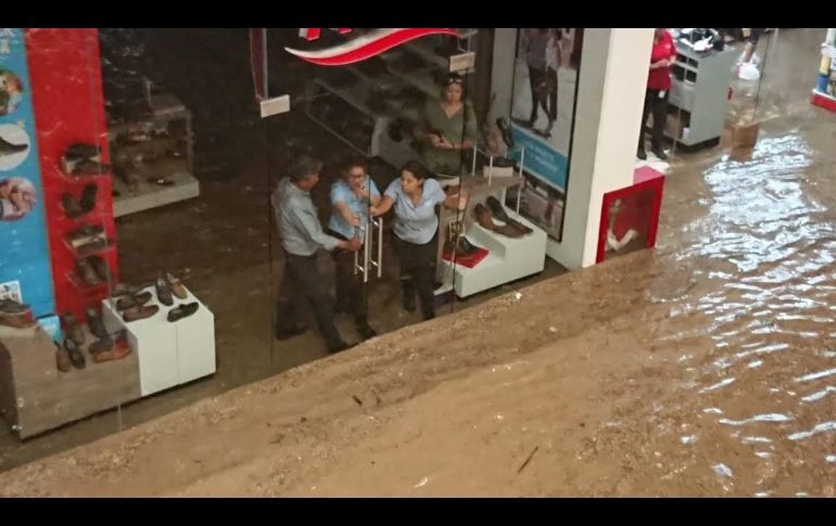 Una plaza comercial en Zapopan registró inundaciones. ESPECIAL