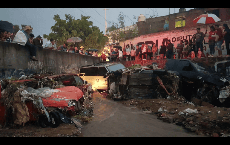 Autos fueron arrastrados en La Martinica, Zapopan. EL INFORMADOR/G. Gallo