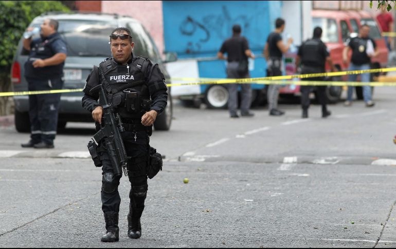 Elementos de la Policía estatal se ven en el lugar del enfrentamiento en Guadalajara. AFP/U. Ruiz