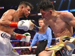 Leo Santa Cruz dejó su récord profesional en 35-1-1, 19 nocauts, mientras que Mares se quedó con 31-3-1. AFP/J. Oncea