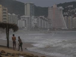 Las lluvias han causado arrastre de materiales sólidos, árboles caídos, encharcamientos y alto oleaje en la entidad. EFE/D. Guzmán