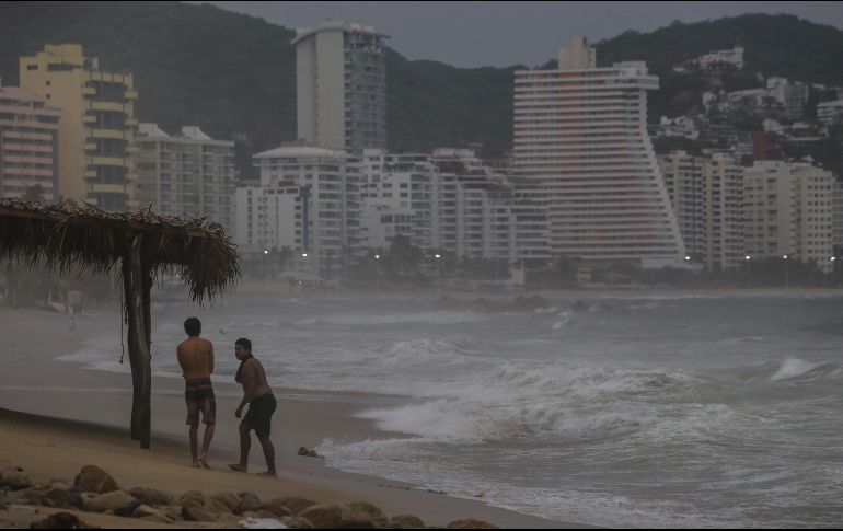 Las lluvias han causado arrastre de materiales sólidos, árboles caídos, encharcamientos y alto oleaje en la entidad. EFE/D. Guzmán