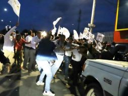 Entre palabras altisonantes y pancartas, los taxistas arremetieron en contra del aspirante de Morena, a quien también le aventaron huevos y agua. ESPECIAL