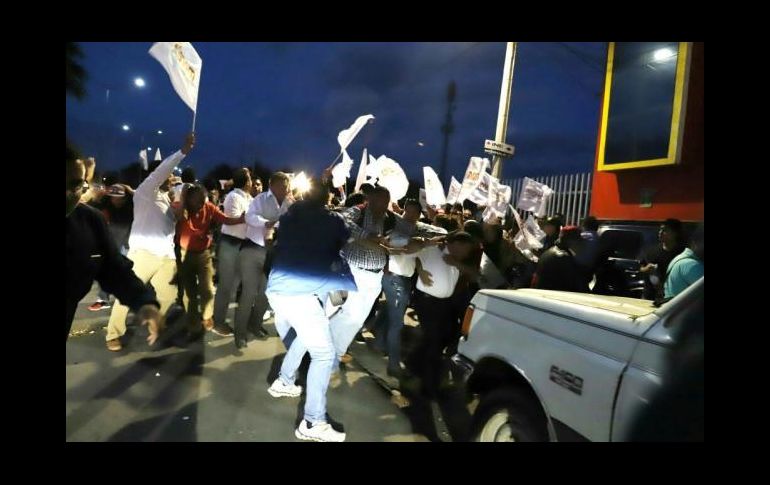Entre palabras altisonantes y pancartas, los taxistas arremetieron en contra del aspirante de Morena, a quien también le aventaron huevos y agua. ESPECIAL