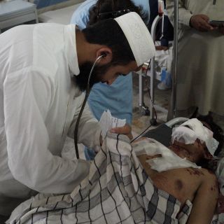 Mueren cuatro insurgentes en asalto a edificio gubernamental afgano