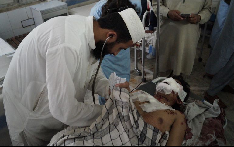 Personal médico atiende a uno de los afectados por la explosión. EFE/S. Rehman