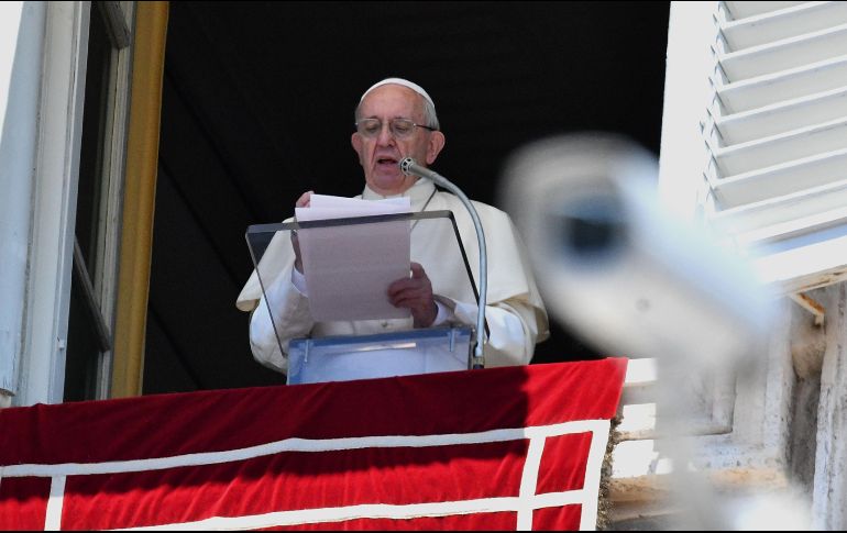 En mayo, el Papa Francisco mandó llamar a 34 obispos chilenos al Vaticano, que presentaron su renuncia en bloque de sus cargos. AFP/V. Pinto