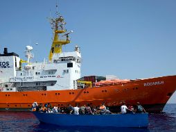 El barco Acquarius navega con 629 inmigrantes rescatados en alta mar y permanecía entre Malta y Sicilia en espera de poder atracar. AP / ARCHIVO