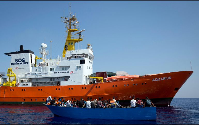 El barco Acquarius navega con 629 inmigrantes rescatados en alta mar y permanecía entre Malta y Sicilia en espera de poder atracar. AP / ARCHIVO