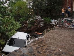 En la colonia Balcones de la Cantera, en Zapopan, varios vehículos fueron arrastrados hacia un canal, sin que se reportaran víctimas. SUN / RCC