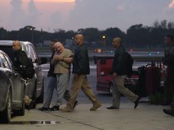 El ex mandatario lucía un traje de presidiario-pantalón gris y blusa beige con café, encadenado por la cintura y esposado de las manos por delante. AFP / G. de Cárdenas