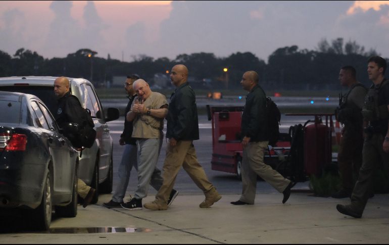 El ex mandatario lucía un traje de presidiario-pantalón gris y blusa beige con café, encadenado por la cintura y esposado de las manos por delante. AFP / G. de Cárdenas