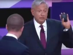 En el segundo debate presidencial, Andrés Manuel López Obrador escondió su cartera para no perderla ante su rival Ricardo Anaya. ESPECIAL