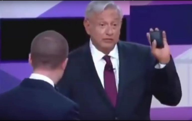 En el segundo debate presidencial, Andrés Manuel López Obrador escondió su cartera para no perderla ante su rival Ricardo Anaya. ESPECIAL
