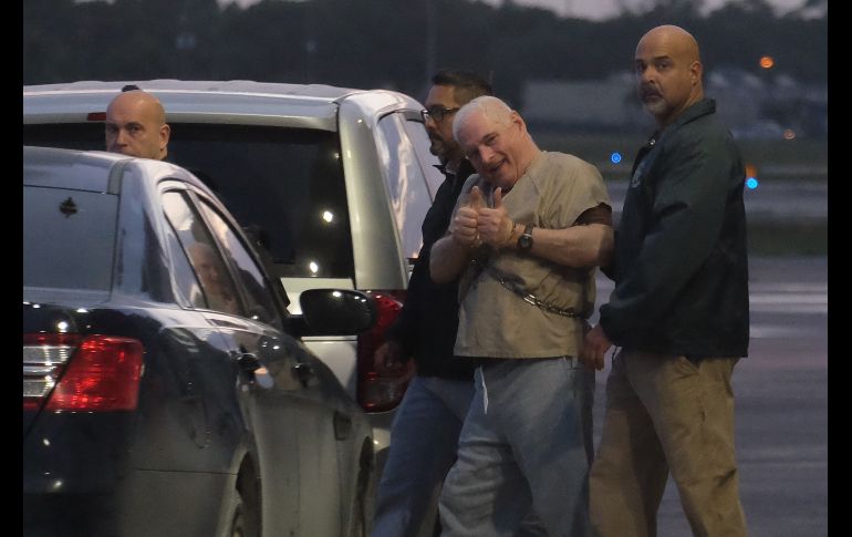 El expresidente panameño Ricardo Martinelli es escoltado a un avión en el aeropuerto de Opa-Locka, cerca de Miami con rumbo a la Ciudad de Panamá, donde será entregado en extradición a las autoridades en relación a un proceso de supuestas escuchas ilegales. AFP/G. De Cardenas