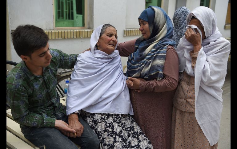 Mujeres lloran por sus familiares en un hospital de Kabul, Afganistán, luego de un ataque suicida. El atentado reivindicado por el grupo Estado Islámico causó 13 muertos y más de 30 heridos. AFP/W. Kohsar