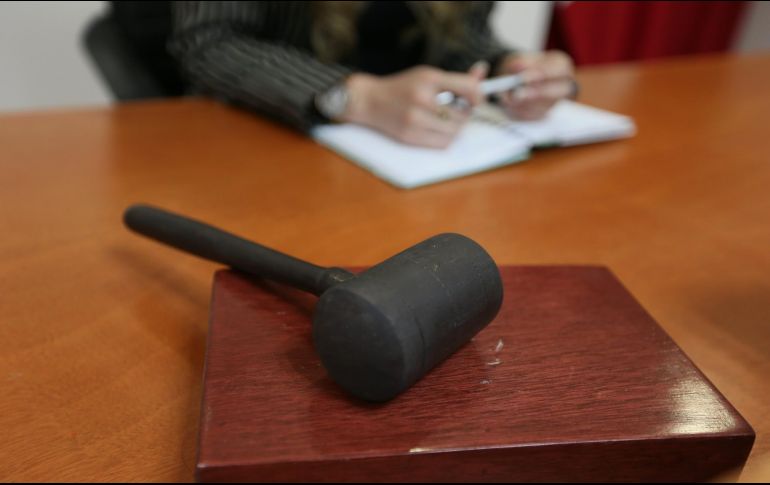 En consecuencia, el juez ordenó remitir copia de las constancias en las que justifique el citatorio emitido contra los quejosos en las que deberá cuidar el sigilo de la investigación que realiza. FACEBOOK / @PGR