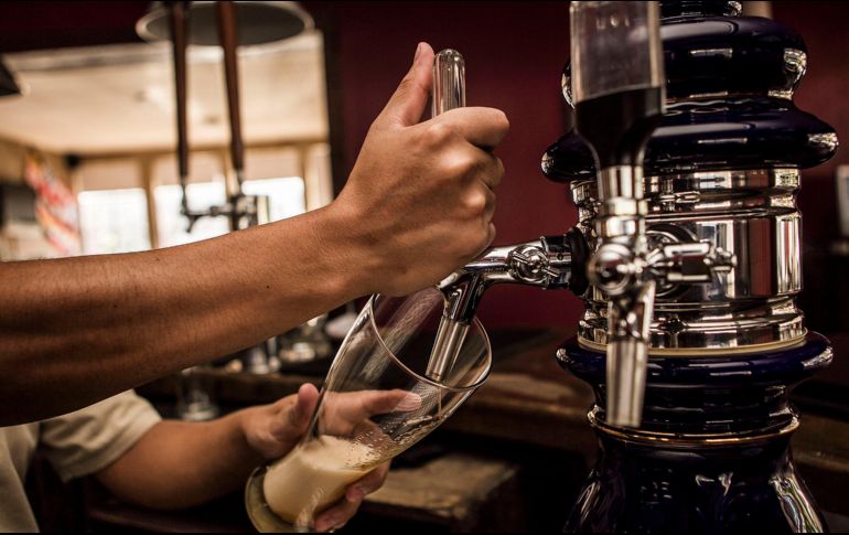 La mañana de este lunes se había informado que la venta de bebidas alcohólicas estaría autorizado en el camellón. EL INFORMADOR / ARCHIVO