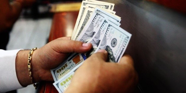 D&oacute;lar cierra hasta en 20.96 pesos en bancos