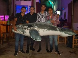 Luis, Óscar, Mauricio y Gerardo realizaban su trabajo en el bar 