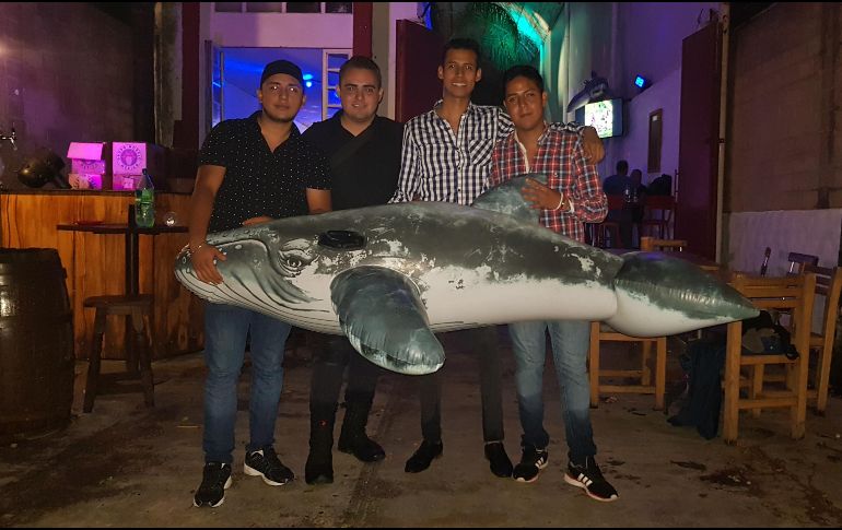 Luis, Óscar, Mauricio y Gerardo realizaban su trabajo en el bar 