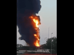 Los reportes señalan que un derrame de hidrocarburo líquido en el cabezal de desfogue del quemador provocó el fuego. ESPECIAL