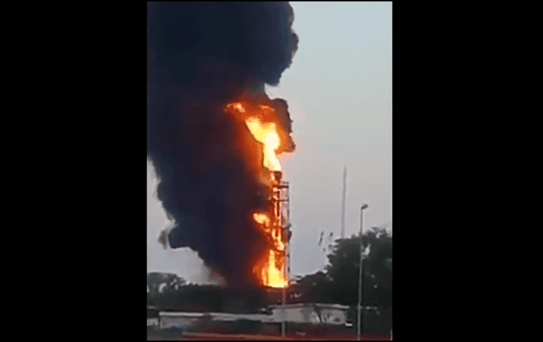 Los reportes señalan que un derrame de hidrocarburo líquido en el cabezal de desfogue del quemador provocó el fuego. ESPECIAL