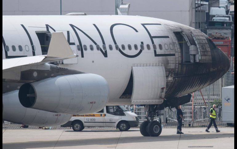 Un avión de pasajeros de Star Alliance resultó dañado en el aeropuerto de Fráncfort, Alemania, por un incendio desatado cuando una remolcadora movía una aeronave de Lufthansa. Se reportan 10 personas con heridas leves. AFP/DPA/B. Roessler