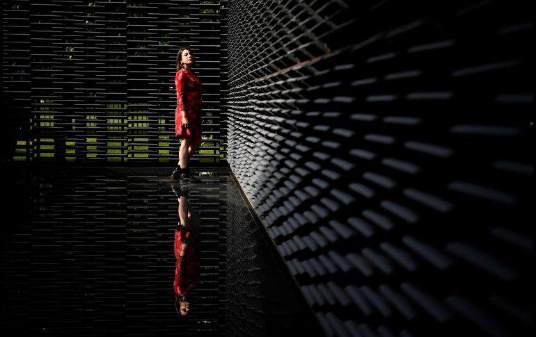 Una mujer visita el Pabellón de Verano en  la galería Serpentine de Londres, una estructura temporal erigida por la arquitecta mexicana Frida Escobedo. EFE/ N. Hall