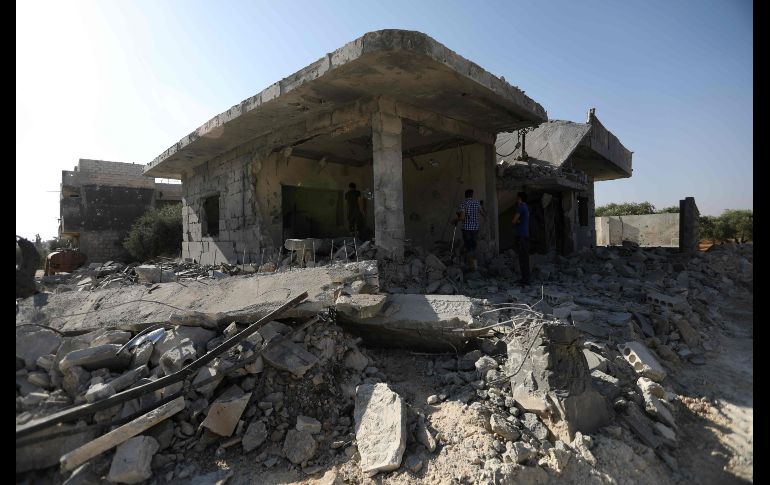 Sirios revisan los daños tras un ataque aéreo en Binnish, en la provincia de  Idlib. AFP/O. Haj Kadour