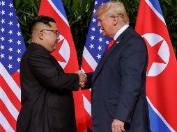 Ambos dirigentes posaron también para fotografías frente a una hilera de banderas de Estados Unidos y de Corea del Norte. AP / E. Vucci