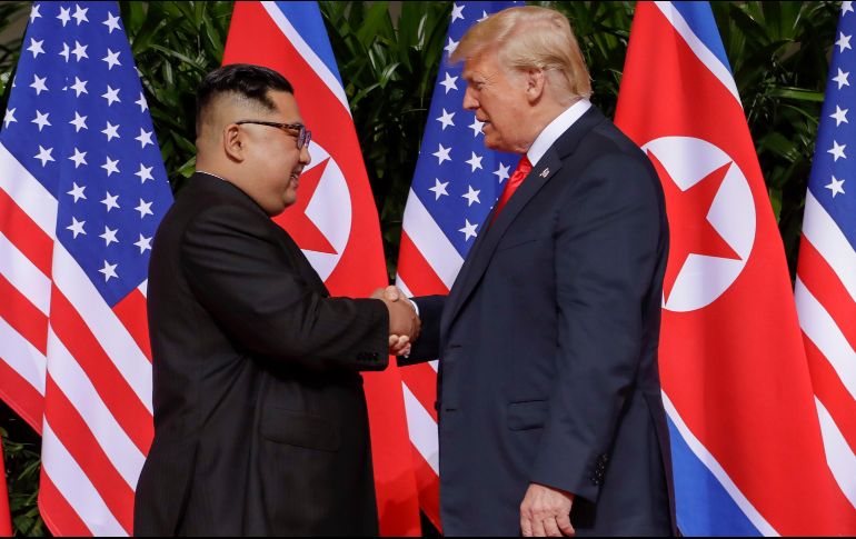 Ambos dirigentes posaron también para fotografías frente a una hilera de banderas de Estados Unidos y de Corea del Norte. AP / E. Vucci