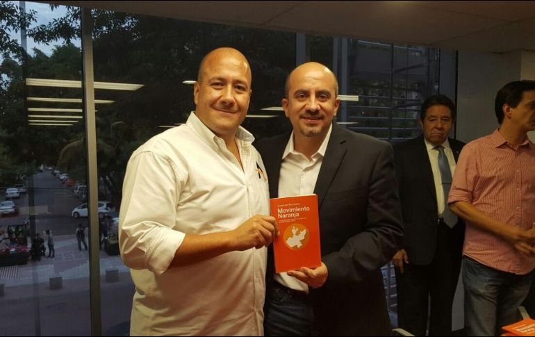 Alfaro acompañó a Ismael del Toro en la presentación de su libro. TWITTER / @DelToroIsmael