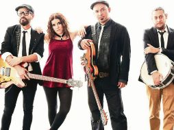 Los Outsiders. Listos para ofrecer su apoyo al pequeño Santi. ESPECIAL