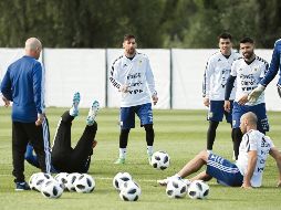 Los seleccionados argentinos, con Messi como atracción, fueron vistos por medio millar de aficionados. EFE