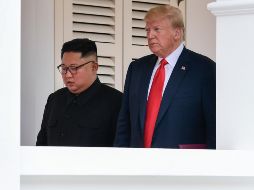 Después de tres horas y media de reuniones, Trump y Kim salieron de la sala donde almorzaron juntos y pasearon un momento, luego se separaron para reunirse con sus respectivas delegaciones. AP/S. Walsh