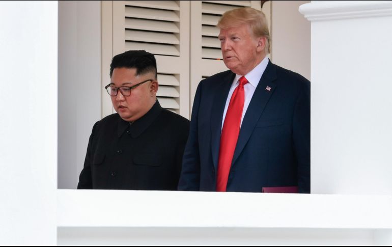 Después de tres horas y media de reuniones, Trump y Kim salieron de la sala donde almorzaron juntos y pasearon un momento, luego se separaron para reunirse con sus respectivas delegaciones. AP/S. Walsh