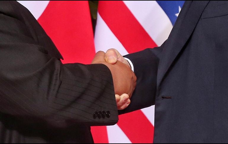 El presidente estadounidense, Donald J. Trump (d), y el líder norcoreano, Kim Jong-un, se estrechan la mano tras firmar una declaración conjunta durante su histórica cumbre en hotel Capella de Singapur. EFE/K. Lim