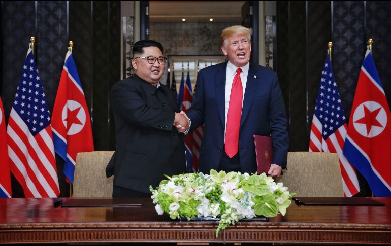 El presidente estadounidense, Donald J. Trump (d), y el líder norcoreano, Kim Jong-un, se estrechan la mano tras la firma del documento. EFE/K. Lim