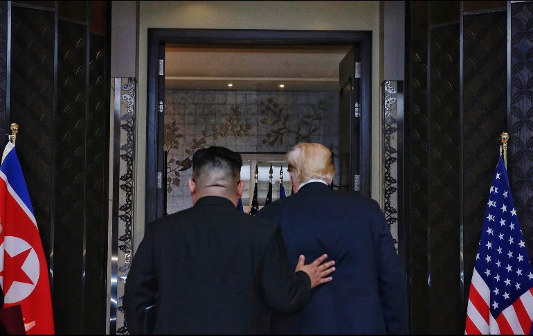 El presidente estadounidense, Donald J. Trump (d), y el líder norcoreano, Kim Jong-un, abandonan juntos la sala tras asistir a la ceremonia. EFE/K. Lim