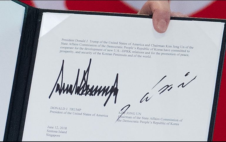 Acercamiento a las firmas de Trump y Kim Jong-un; el contenido del documento se hará público próximamente. AFP/S. Loeb