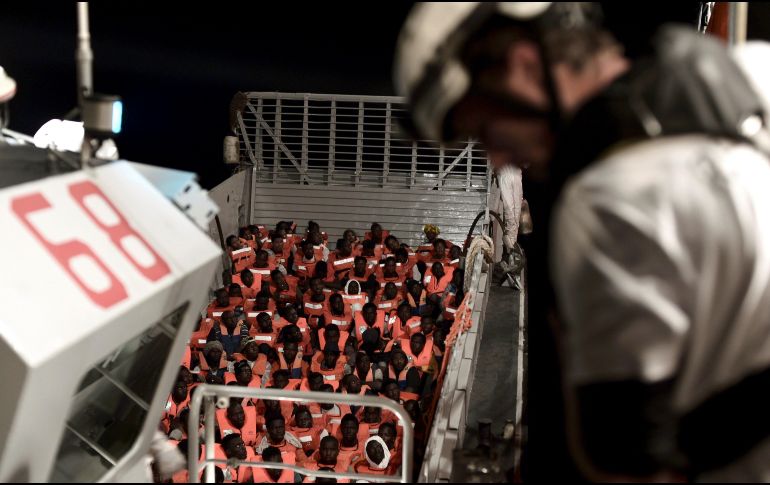 Fotografía facilitada por SOS Mediterranee del rescate en alta mar, de parte de los 629 inmigrantes que han sido trasladados al barco 
