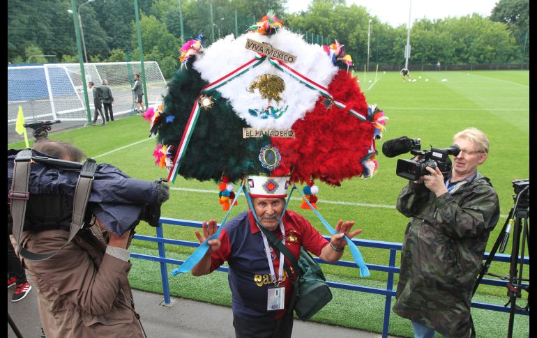El folclor de los aficionados mexicanos ya se hizo presente desde el primer entrenamiento de la Selección mexicana en Moscú, como preparación a su primer compromiso del Mundial ante Alemania. NTX /J. Arciga