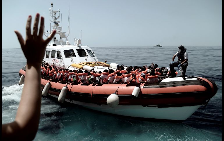 El buque Aquarius logró el rescate de 629 inmigrantes subsaharianos en el Mediterráneo. En la foto, el momento en que son transferidos a una patrulla de la Guardia Costera italiana. EFE / K. Karpov