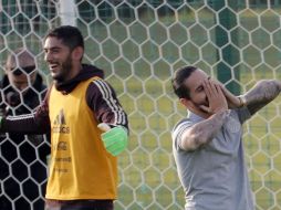 Maluma intentó meter un gol a Corona, aunque falló. EFE / Lavandeira