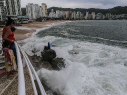 Debido al alto oleaje y al fuerte viento, el agua del mar invadió algunos lugares hasta 35 metros tierra adentro. EFE / D. Guzmán