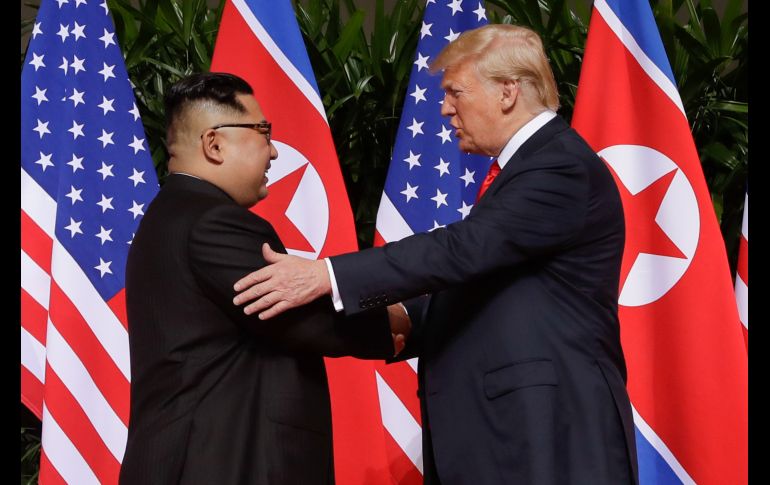 El presidente de Estados Unidos, Donald Trump, y saluda de mano al líder de Corea del Norte, Kim Jong-Un en el marco de su histórica cumbre en Singapur. AP/E. Vucci
